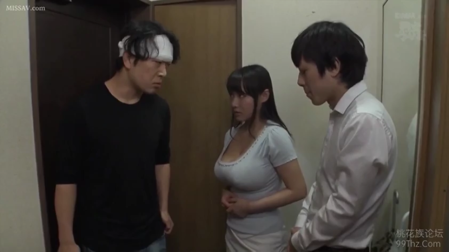 紧张 · 白色紧身短袖上衣 · 室内走廊 · 头部绷带 · 女性胸部特写 · 画面边缘带有网站水印