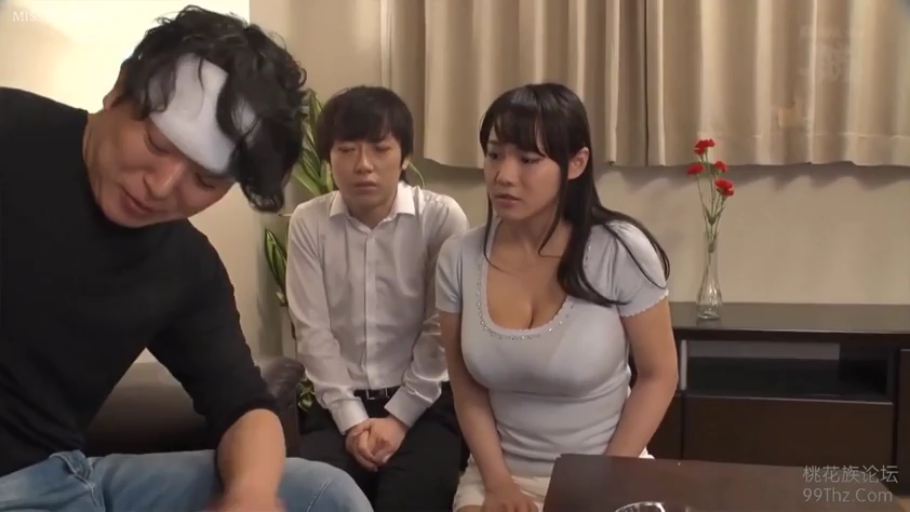 焦虑 · 客厅 · 黑色圆领衫 · 女性面部表情 · 花瓶 · 头部绷带