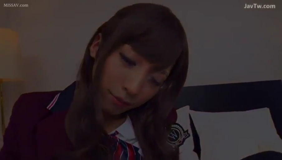 羞涩 · 脸部特写 · 卧室 · 制服领带