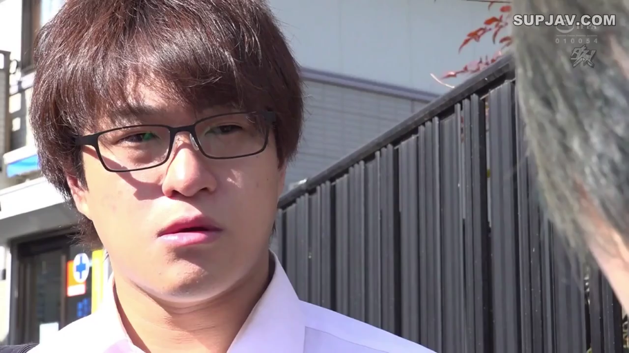 眼镜 · 脸部特写 · 站立 · 白衬衫 · 对话 · 户外 · 男性 · 疑惑