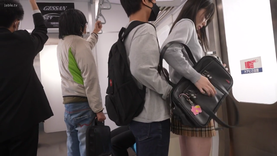 站立 · 中景 · JK制服 · 电车