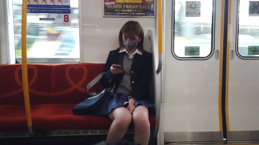 专注 · 电车车厢 · 灰色毛衣背心 · 腿部特写 · 学生书包