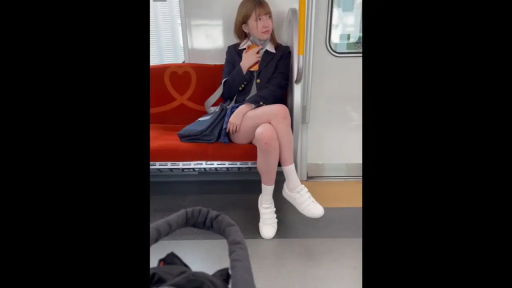手机 · 乘车 · JK制服 · 平淡 · 电车 · 街拍 · 翘二郎腿 · 美腿