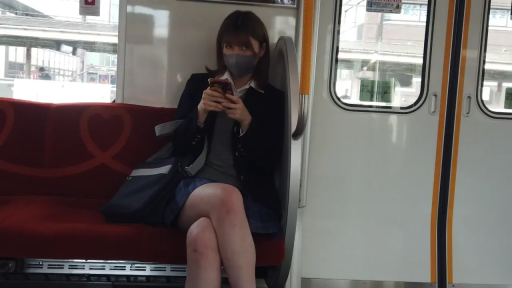 坐姿 · 中景 · 手机 · JK制服 · 电车 · 戴口罩 · 玩手机 · 街拍