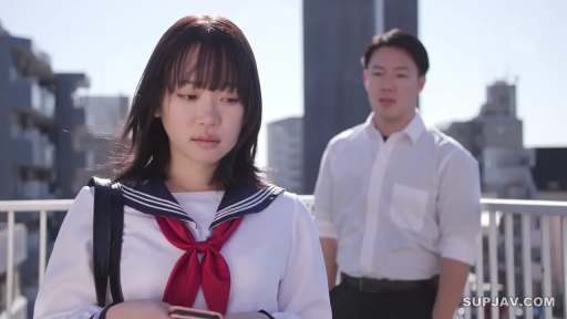 忧郁 · 站立 · 面部特写 · 剧情 · 水手服 · 书包 · 玩手机 · 户外天台