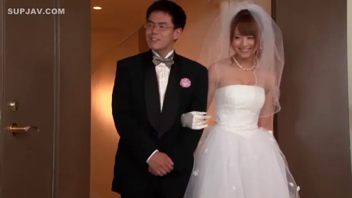 房间门口 · 微笑 · 项链 · 白色手套 · 新娘上半身特写