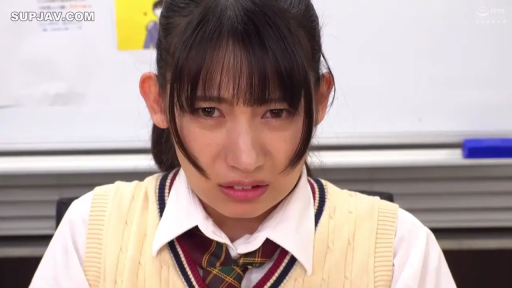 教室 · 制服 · 头部特写 · 正面 · 亚洲女性 · 白板 · 嫌恶 · 瞪视