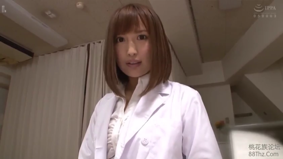 专注 · 诊疗室 · 医生白大褂 · 上身特写 · 听诊器 · IPPA标志