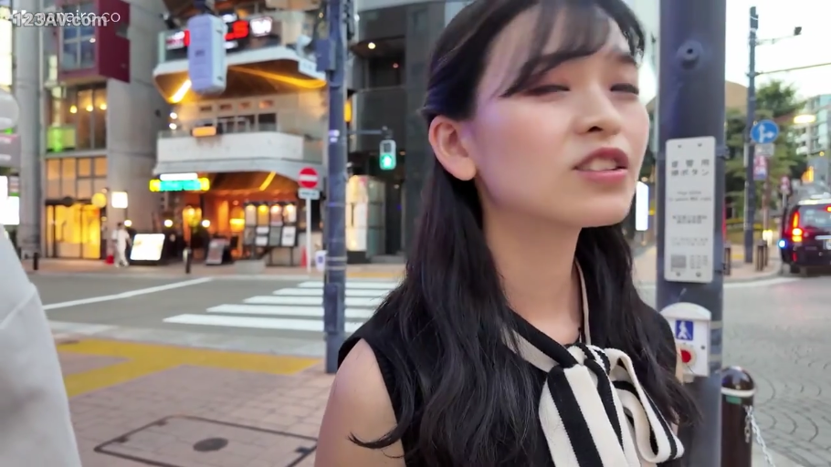 交谈 · 脸部特写 · 站姿 · 自然 · 户外街道 · 都市夜景 · 条纹领结