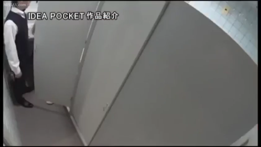 深色西裤 · 公共厕所 · 窥视视角 · 门口特写