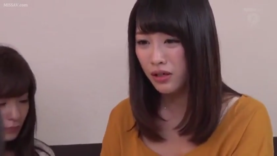 室内 · 不安 · 黄色长袖上衣 · 人物面部特写