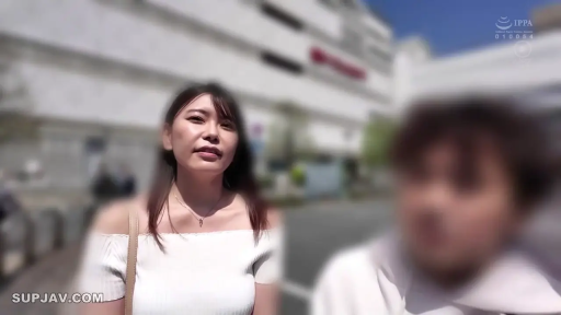 站立 · 中景 · 户外街道 · 白色一字肩上衣