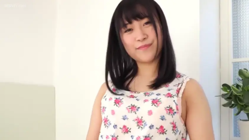 室内 · 面部 · 站立 · 盆栽 · 微笑 · 注视 · 碎花上衣 · 黑发