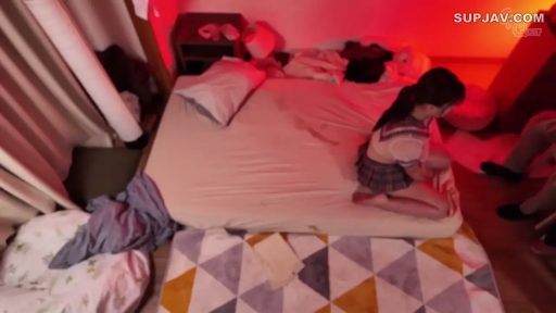 跪坐 · 卧室 · 全景 · JK制服 · 模糊 · 床上用品 · 红色灯光 · 坐着