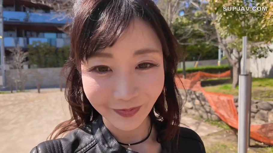 注视镜头 · 面部特写 · 黑色颈圈 · 项圈 · 自拍视角 · 户外公园