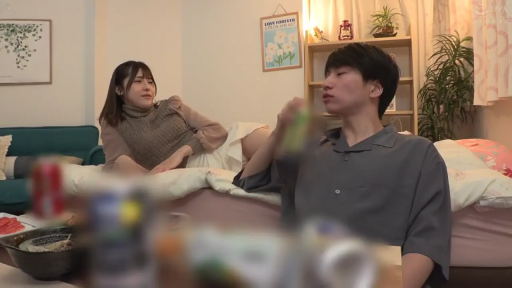 卧室 · 放松 · 酒 · 男性穿灰色短袖衬衫 · 背景有装饰画和盆栽