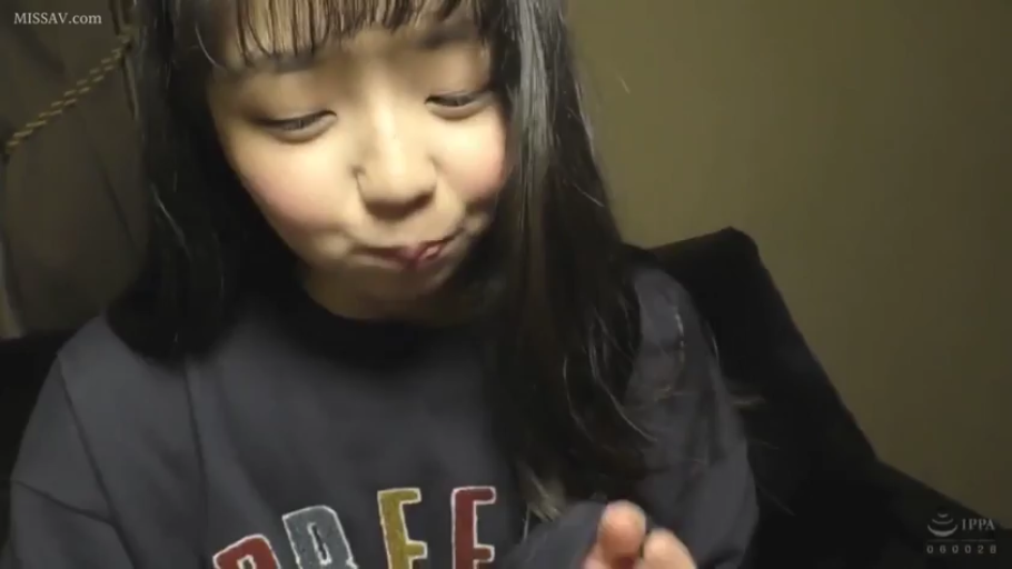 室内 · 坐姿 · 脸部特写 · 黑色卫衣