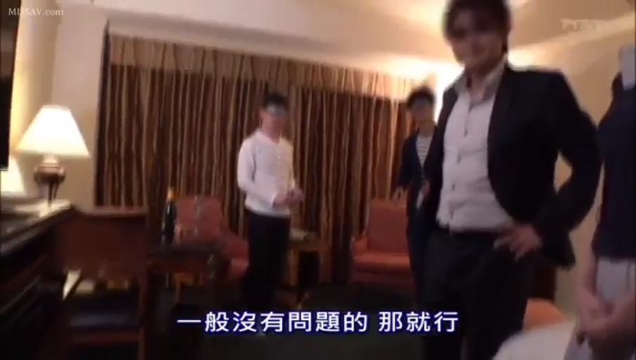 站立 · 中景 · 酒店房间 · 自然 · 酒瓶 · 交流 · 多人 · 西装