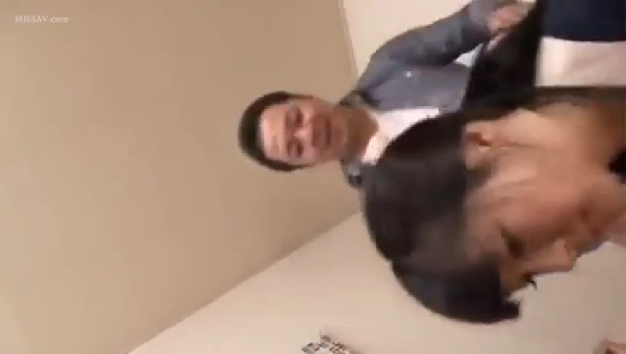 卧室 · 牛仔外套 · 侧脸特写 · 后入式准备姿势 · 女性沉迷享受