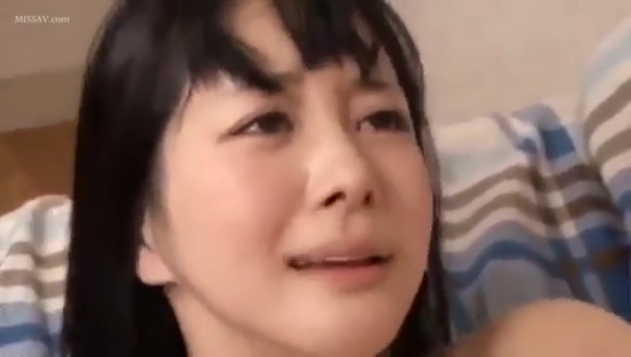 五官特写 · 卧室 · 眼角含泪 · 神情迷离 · 裸露肩膀