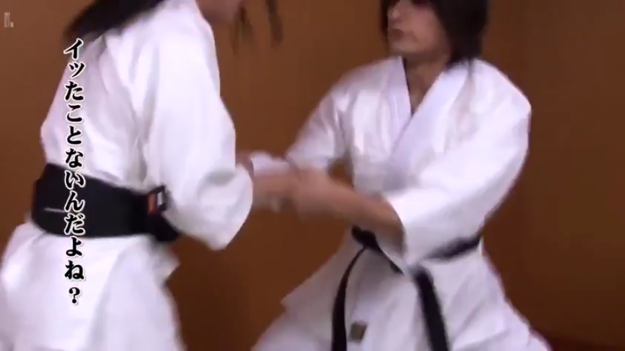 专注 · 日语字幕 · 道场 · 白色柔道服 · 黑带 · 中景镜头
