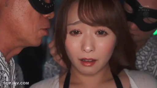 室内 · 不知所措 · 黑色肩带 · 女子面部特写 · 黑色眼罩面具