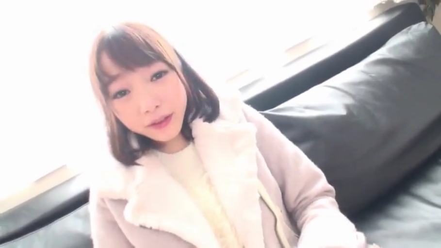 脸部特写 · 注视镜头 · 室内沙发 · 内搭白色针织衫