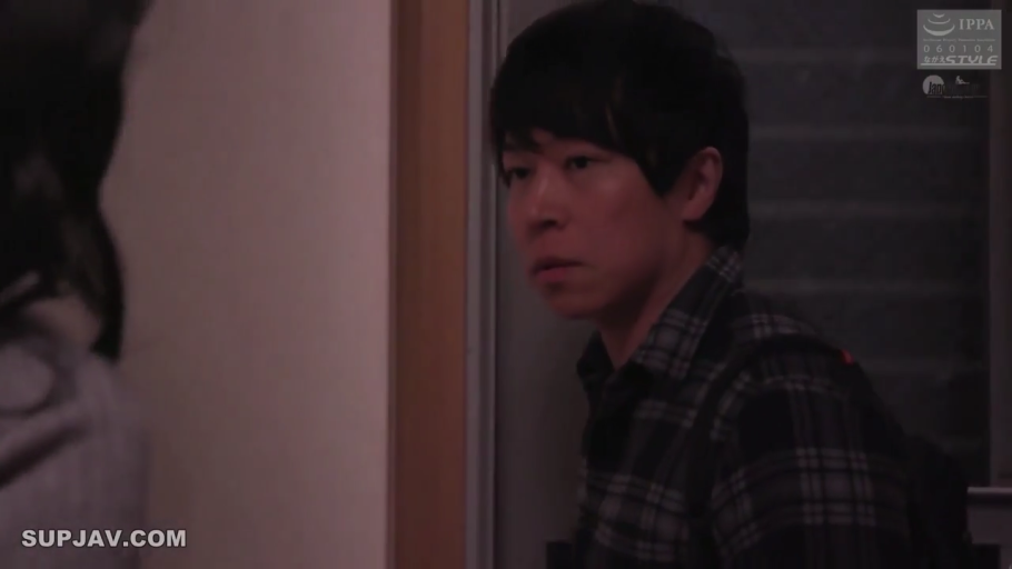 室内 · 专注 · 背包 · 深色格子衬衫 · 男人面部侧面特写