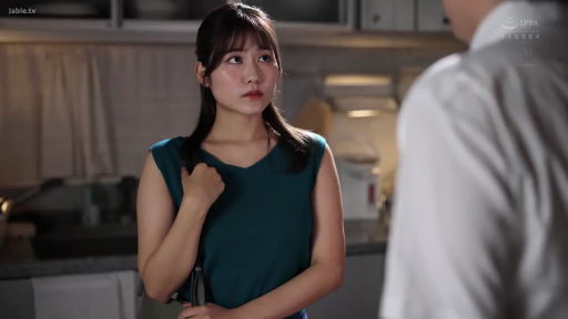 严肃 · 面部 · 站立 · 居家 · 对视 · 厨房 · 无袖上衣 · 单肩包