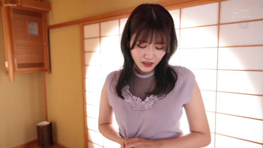 低头 · 手部特写 · 和室 · 淡紫色针织上衣