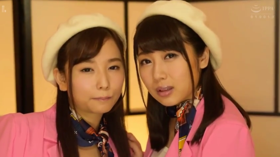 室内 · 脸部特写 · 诱惑 · 凝视 · 粉色制服 · 并肩