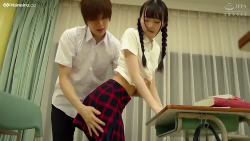 教室 · 角色扮演 · 中景 · 平静 · 弯腰 · 课桌 · 抚摸 · 学生装