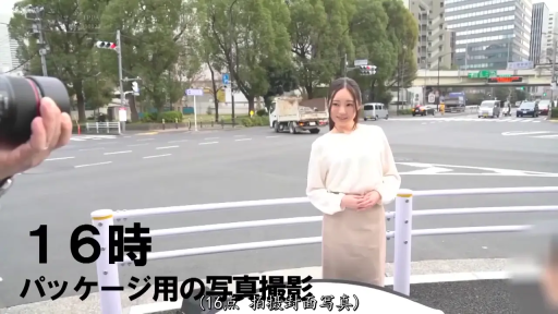 微笑 · 摄像机 · 米色长裙 · 人物半身特写 · 城市路口