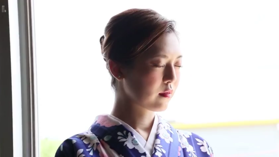 面部特写 · 和服 · 闭目养神 · 室内窗边