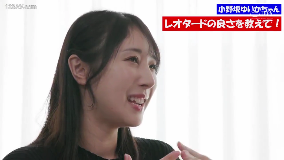 室内 · 侧脸特写 · 交谈 · 黑色上衣