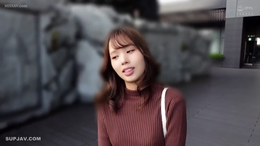 站立 · 中景 · 自然 · 户外 · 长发 · 说话 · 单肩包 · 棕色针织衫