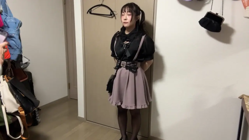 卧室 · 脸部特写 · 浅色背带短裙 · 单肩包 · 略显呆滞 · 环境杂乱