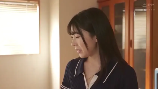 室内 · 站立 · 自然 · 针织衫 · 谈话 · 橱柜 · 侧脸 · 日本AV