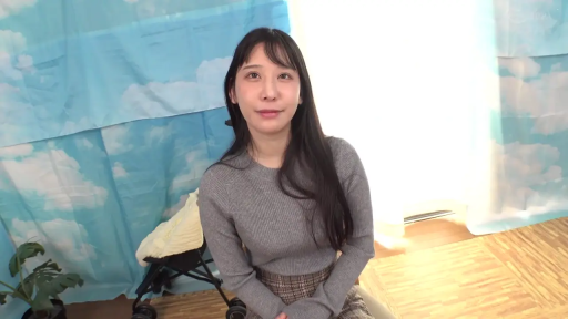 卧室或摄影棚 · 微笑 · 面部特写 · 灰色针织毛衣 · 婴儿车 · 蓝天白云图案背景布