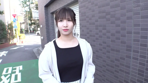 上半身特写 · 注视 · 黑色紧身背心 · 光线明亮 · 街头