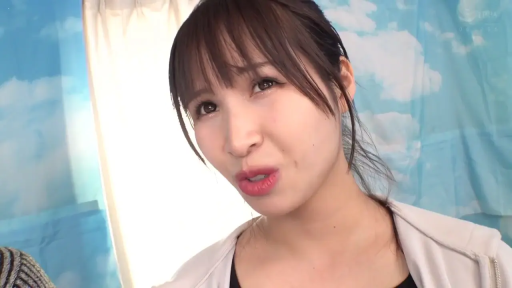 室内 · 面部特写 · 黑色内搭 · 说话表情