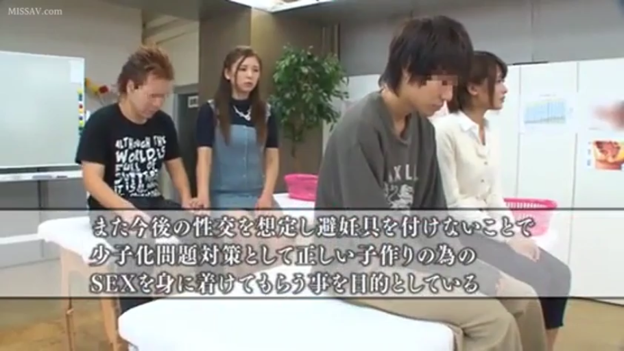 室内 · 坐姿 · 严肃 · 字幕 · 休闲服 · 坐着 · 诊察台