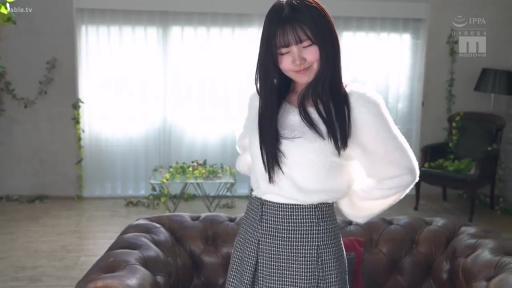 客厅 · 上半身特写 · 格子短裙 · 温婉 · 光线明亮