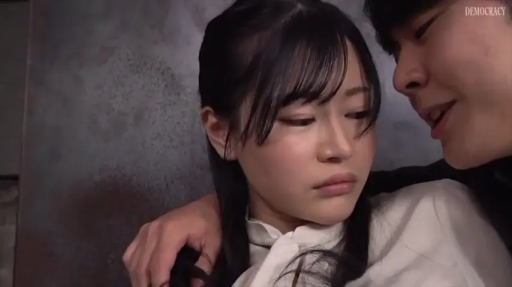 室内 · 脸部特写 · 白色衬衫 · 搂抱