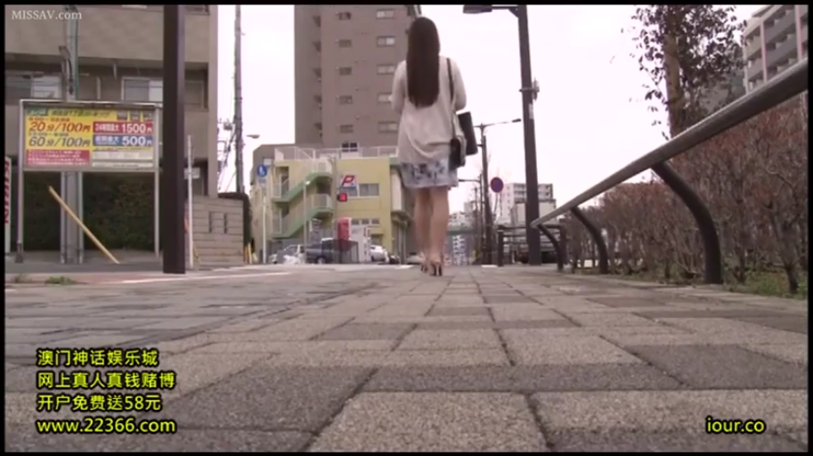 浅色开衫 · 低角度拍摄 · 室外 · 背包 · 不可见 · 背影特写