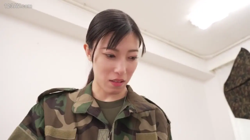 室内 · 若有所思 · 面部特写 · 迷彩服制服