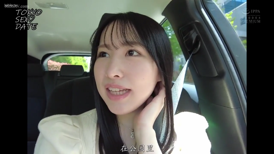 坐姿 · 脸部特写 · 微笑 · 对话 · 白色毛衣 · 安全带 · 长直发 · 汽车内