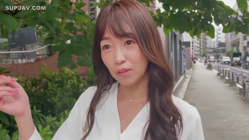 交谈 · 脸部 · 站立 · 自然 · 白色上衣 · 日常 · 户外街道