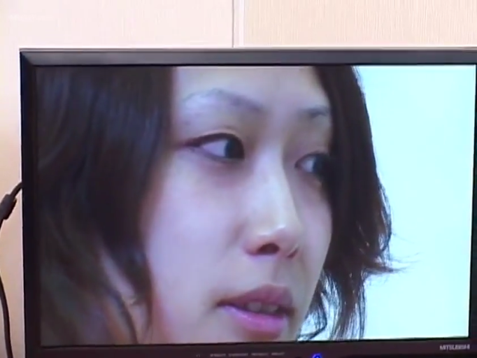 室内 · 若有所思 · 女性面部特写 · 电子显示设备