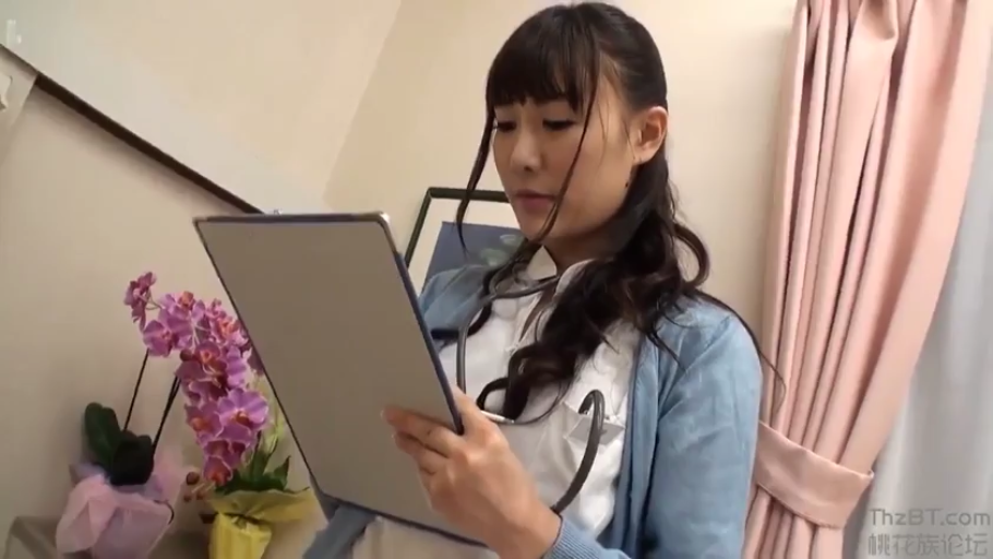 病房 · 职业 · 上半身特写 · 病历本 · 护士制服 · 背景有窗帘和花盆